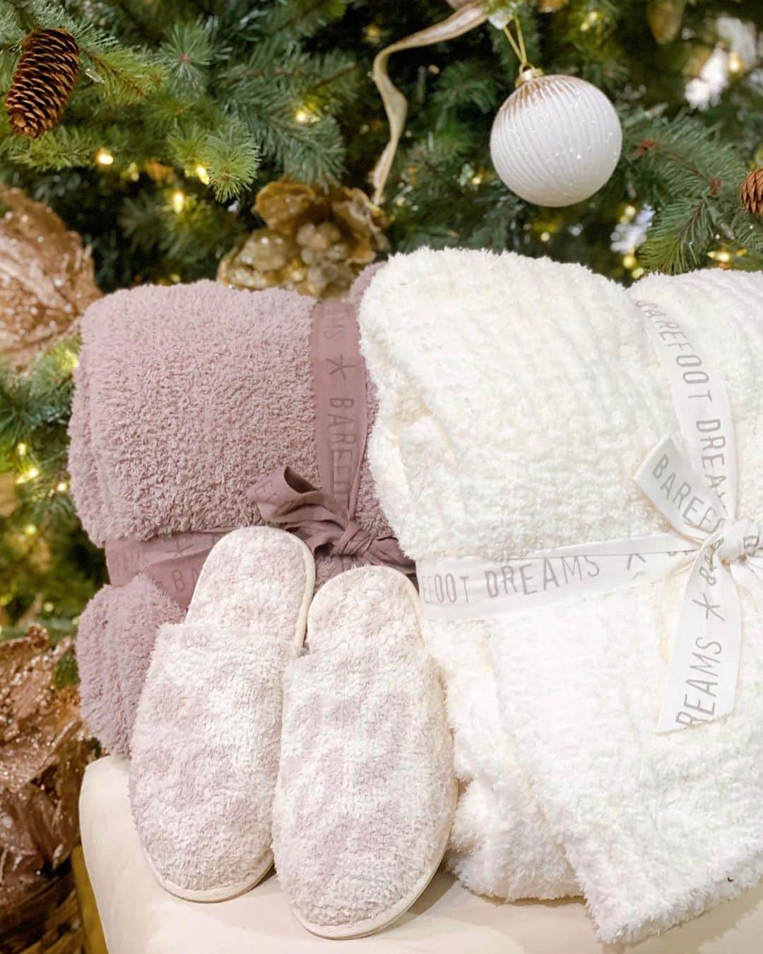 ベアフットドリームスのインスタグラム：「Happy Small Business Saturday! In celebration of today we are highlighting a few of our cozy boutiques across the country who carry Barefoot Dreams! When you support local, you are also supporting your town, city, and neighborhood! Spread the love by tagging your favorite small business 🤍 #smallbusinessaturday」