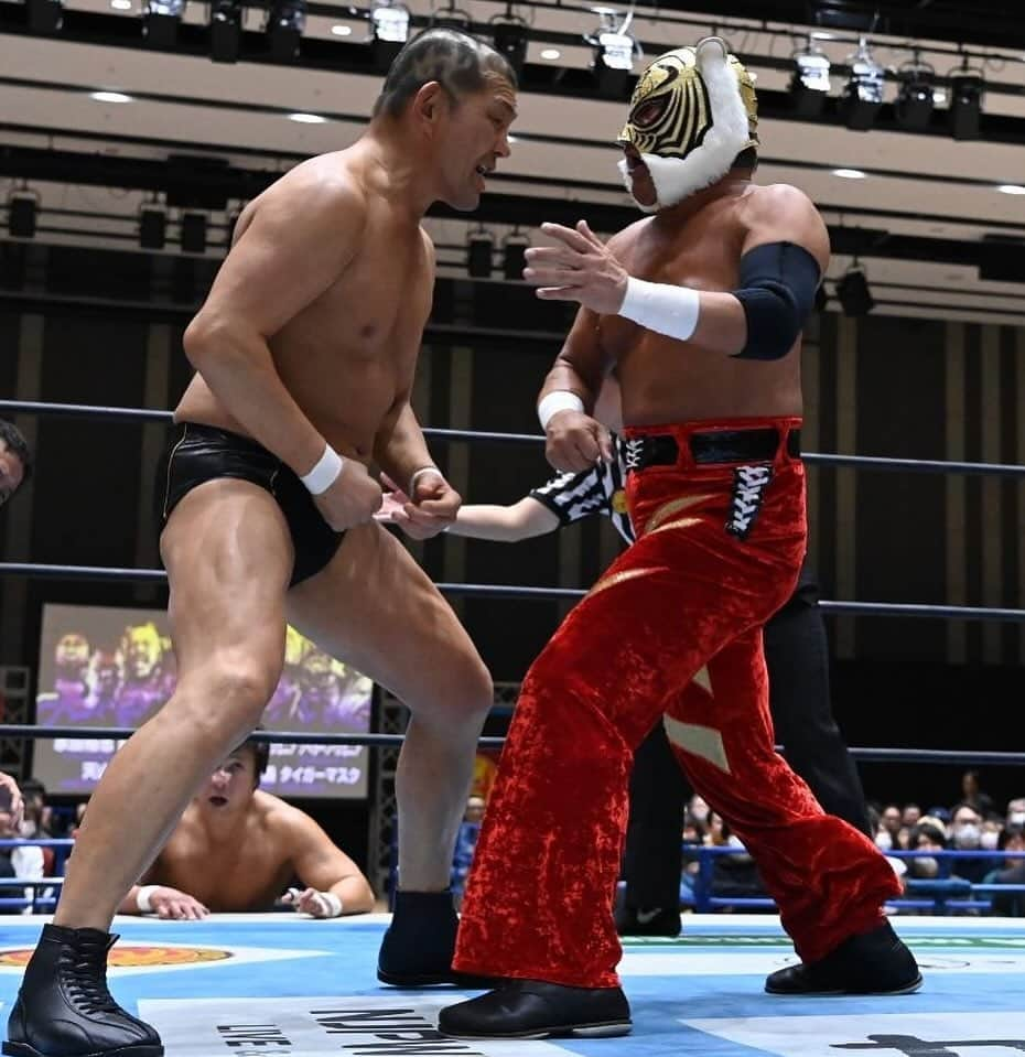 タイガーマスクのインスタグラム：「組んだり、闘ったり、毎試合が刺激‼️ #タイガーマスク #tigermask #njpw #刺激」