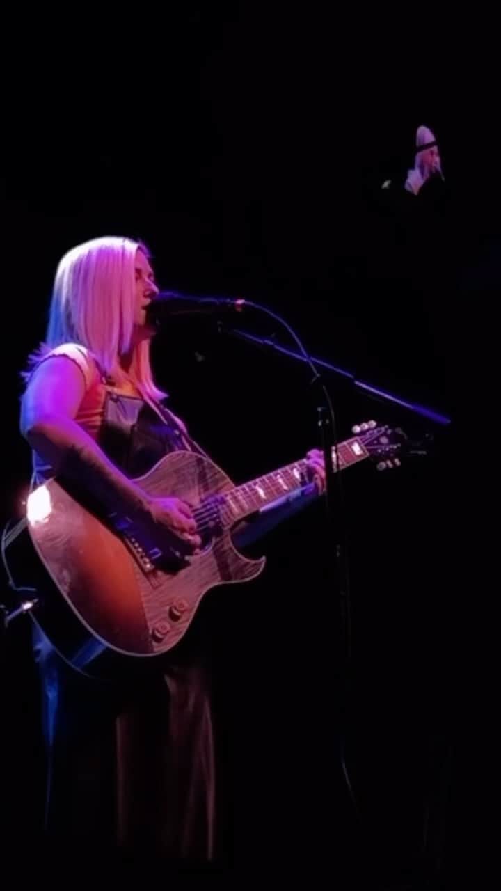 キャサディー・ポープのインスタグラム：「Opening for @somethingcorporate last month. Still buzzing 🖤」