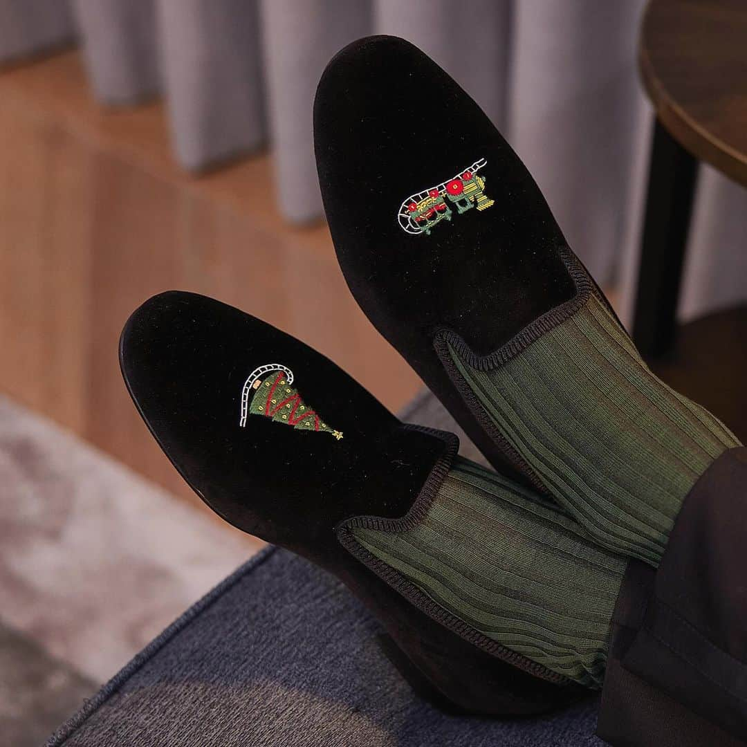 クロケット&ジョーンズさんのインスタグラム写真 - (クロケット&ジョーンズInstagram)「Festive home comforts - The icing on our festive fruitcake, was an opportunity to develop a new seasonal velvet slipper. Not one to pass up an opportunity to celebrate Christmas. This year is no different, although we may have pushed the sleigh out a little further in the design department. On the right, we have a decadent Christmas Tree. On the left, you will find Crockett & Jones’ Polar Express (of sorts!). . #crockettandjones #madetobeworn #christmasslipper」11月26日 0時10分 - crockettandjones_official