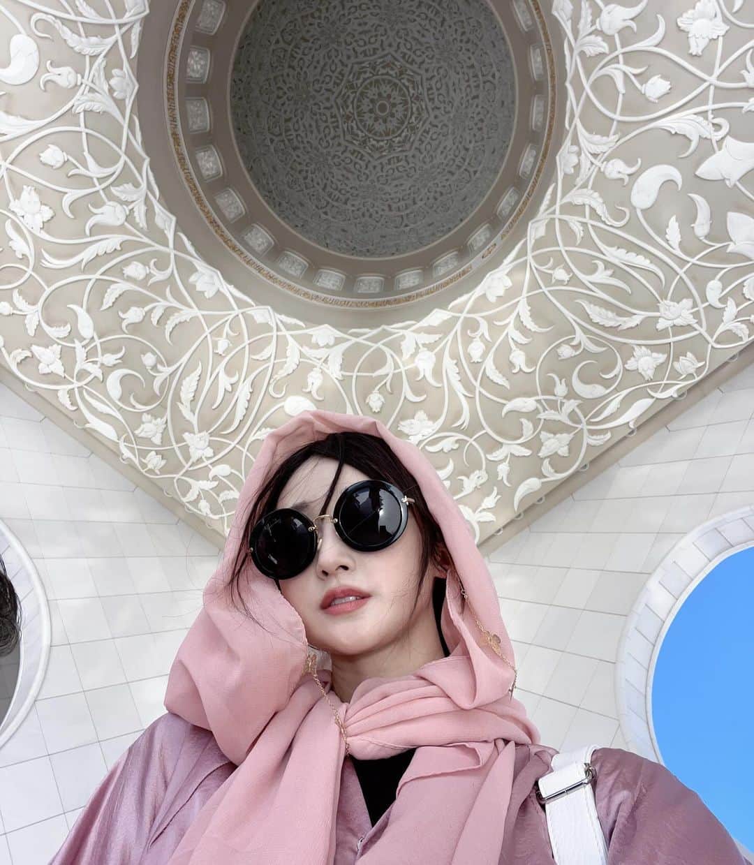 新希咲乃さんのインスタグラム写真 - (新希咲乃Instagram)「ドバイに来てるよ〜🇦🇪  4年前にYouTubeの観光のお仕事で行ってから本当に大好きになった国。 大好きな友達たちと来れて幸せ〜🥰  この日はSheikh Zayed Grand Mosque世界最大のモスクで、腕と首と足首と髪の毛などは隠さないとダメなのでアバヤを着たよ🍬  ストーリーにもたくさん載せてるので見てください💖  #sheikhzayedgrandmosque   #ドバイ  #🇦🇪  #ドバイ旅行   #女子旅  #アバヤ」11月26日 19時35分 - niki_sakino