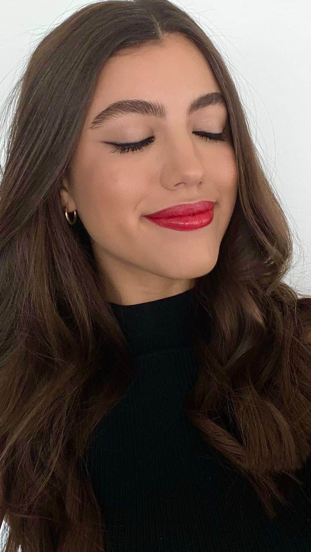 資生堂のインスタグラム：「A radiant base finished with a fiery red lip. Recreate this look by Celebrity Makeup Artist @misha212 using the products below:   *REVITALESSENCE SKIN GLOW Foundation (seen here in 340 Oak, applied with the DAIYA FUDE Face Duo) *SYNCHRO SKIN SELF-REFRESHING Concealer (seen here in 203, applied with the TSUTSU FUDE Concealer Brush) *Brow InkTrio in Deep Brown *SYNCHRO SKIN Invisible Silk Loose Powder in Radiant (applied with the MARU FUDE Multi Face Brush) *MicroLiner Ink in Black *Eyelash Curler *ImperialLash MascaraInk *InnerGlow CheekPowder in Berry Dawn and Medusa Pink (applied with the MARU FUDE Multi Face Brush) *LipLiner InkDuo in True Red *ColorGel LipBalm in Tiger Lily   #ShiseidoMakeup #JapaneseBeauty #RevitalEssence #SkincareMeetsFoundation」