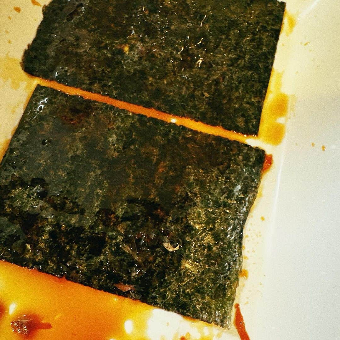 藤田大介さんのインスタグラム写真 - (藤田大介Instagram)「革命的な味付けの海苔弁当🍙 遂にうまうまの醤油の配合を編み出しました！ 醤油:みりん:酒:砂糖＝3:3:2:1 これを熱してとろみをつけるのだ。 コクが出てめちゃめちゃ美味しい。 案の定、娘もペロリと平らげた。 2枚目→おかかにもタレをしっかりと染み込ませ。 3枚目→ はけがないので、海苔は表裏じっくりと染み込ませ。 4枚目→オリーブオイルでカリカリに揚げた白身魚フライ 5枚目→アップでとると、美しいのり弁のフォルム  #子供駅弁 #弁当記録 #パパが作る⠀ #小学生 #15分制作 #時短弁当⠀ #bento #lunchbox⠀ ⠀ #日本テレビ #アナウンサー⠀ #藤田大介」11月26日 0時20分 - fujita.daisuke_ntv