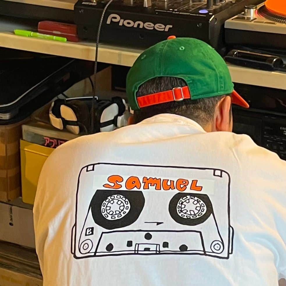 ANI さんのインスタグラム写真 - (ANI Instagram)「ナオヒロックとTシャツ作りました。 4649～  【先行受注販売】SAMUEL CASSETTE TAPE LONG SLEEVE TEE  知る人ぞ知るブランドSAMUEL（サミュエル）の新作。 スチャダラパーのANI氏による描き下ろしイラストがプリントされたロングスリーブTシャツ。 ボディにはしっかりヘビーウェイトなUnited Athleの6.2オンス プレミアム ロングスリーブ Tシャツを使用しています。  【受注期間】2023年11月22日（水）〜11月27日（月）23時59分 【商品のお届け】ご注文の先着順にて11末月〜12月初旬より商品を発送いたします。  https://iiiiinout.com/products/samuel-cassette-tape-long-sleeve-tee  #iiiiinout_outlet_store #real_naohirock #samuel」11月26日 0時34分 - sdp_ani