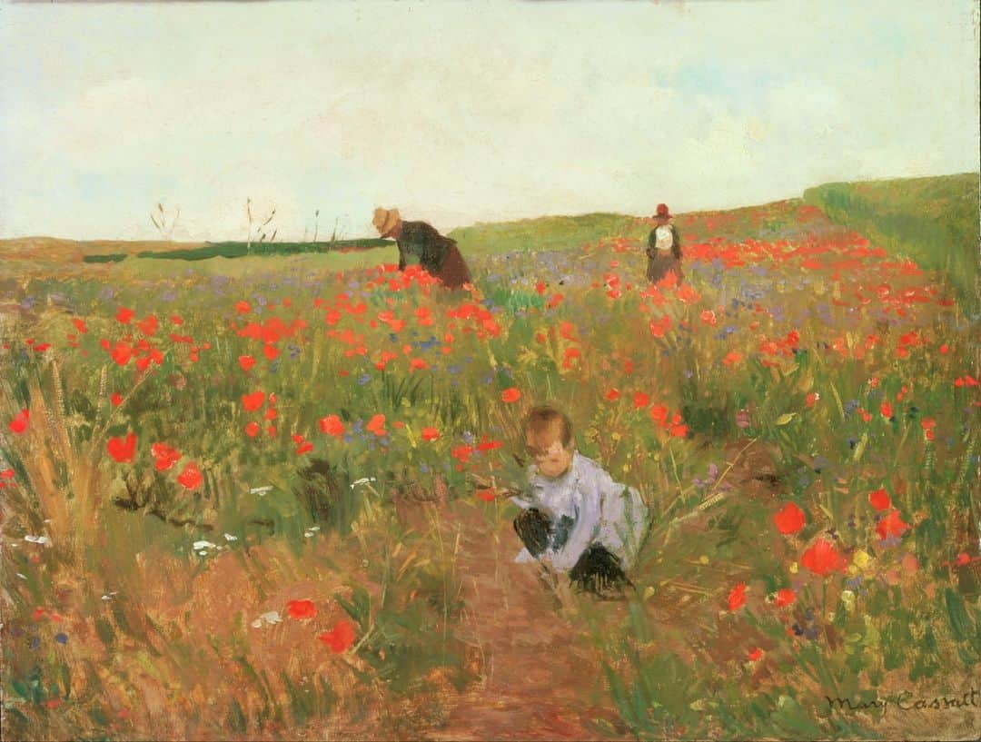 フィラデルフィア美術館のインスタグラム：「This idyllic landscape of poppies being picked in a field is not as it seems.  The signature at the bottom right of this painting is fake, likely added by a seller hoping to trick buyers hungry for a rare landscape by Mary Cassatt. The true artist’s identity remained a mystery until 2006, when museum curators learned of a watercolor by Victor Gilbert with an almost identical composition. Gilbert regularly painted idyllic pastoral landscapes of this type and it is unlikely that he made this work as a forgery.  🔎 See this and similar works in the exhibition Mysteries, Copies and Forgeries in Gallery 373.   "Poppies in a Field," 1880, Attributed to Victor Gabriel Gilbert (French, 1847–1935) Formerly attributed to Mary Stevenson Cassatt (American, 1844–1926)」