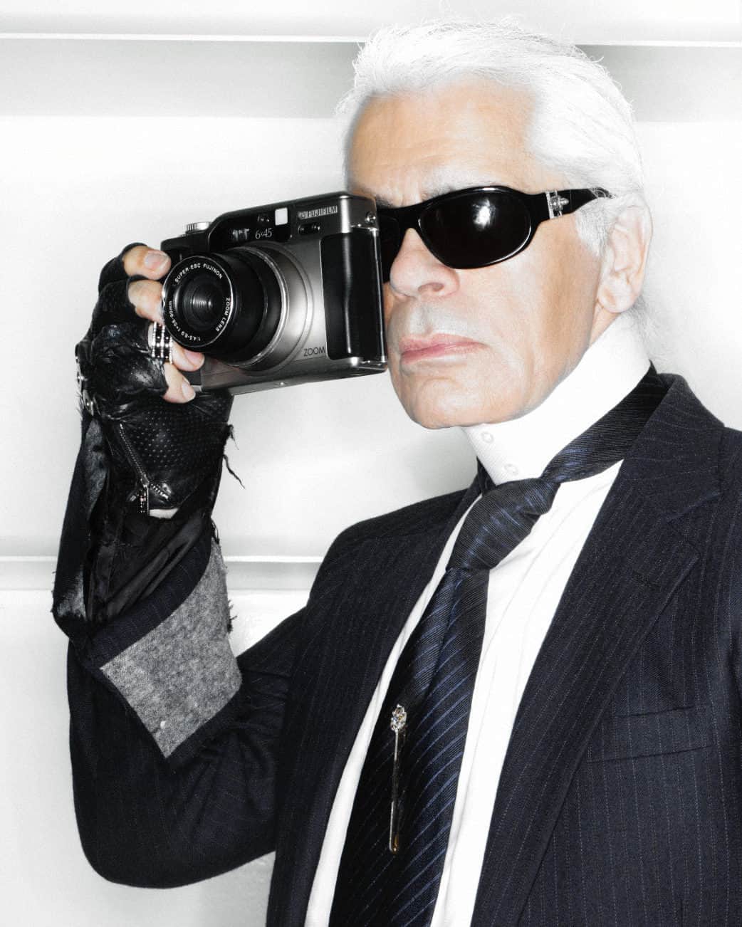 カールラガーフェルドのインスタグラム：「Got your camera ready? Get inspired by Karl Lagerfeld and capture magic moments that turn into cherished memories. #KARLLAGERFELD」