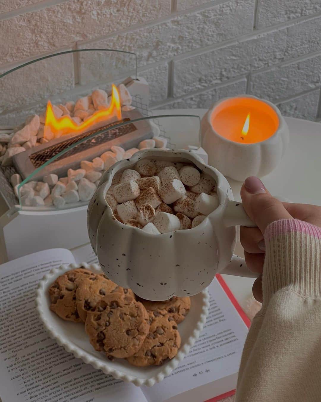 Cosmopolitanのインスタグラム：「My credit card and I will be here today, recovering from yesterday's #BlackFriday madness. 🍪  #rg @varvara.demidenko」