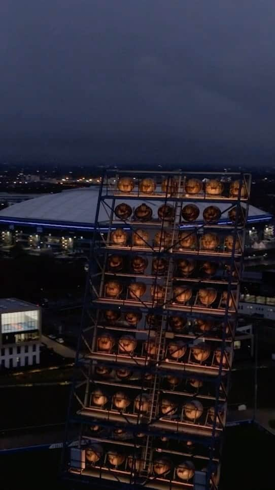 シャルケ04のインスタグラム：「Stopp Gewalt gegen Frauen! ✋🏽  Anlässlich des #OrangeDay setzt Königsblau ein Zeichen und lässt den Flutlichtmast orange erstrahlen 🟠💡 . . #STEHTAUF #Schalke #S04 #SchalkeHilft #🔵⚪️ @unwomengermany @schalkehilft」