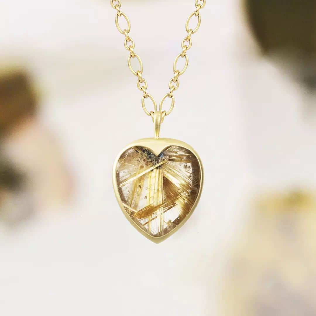 ミーアンドローさんのインスタグラム写真 - (ミーアンドローInstagram)「This rare 34.8 carat Golden Star Rutilated Quartz heart from Brazil is the ultimate symbol of love.」11月26日 0時34分 - meandrojewelry