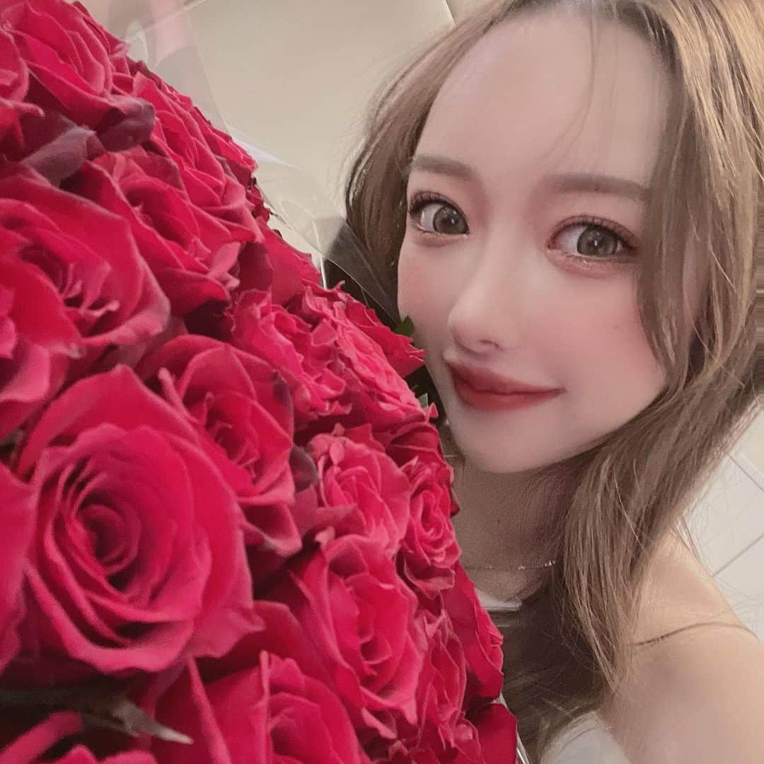 加瀬愛莉のインスタグラム：「表情ってその時々で変わると思う🌹」