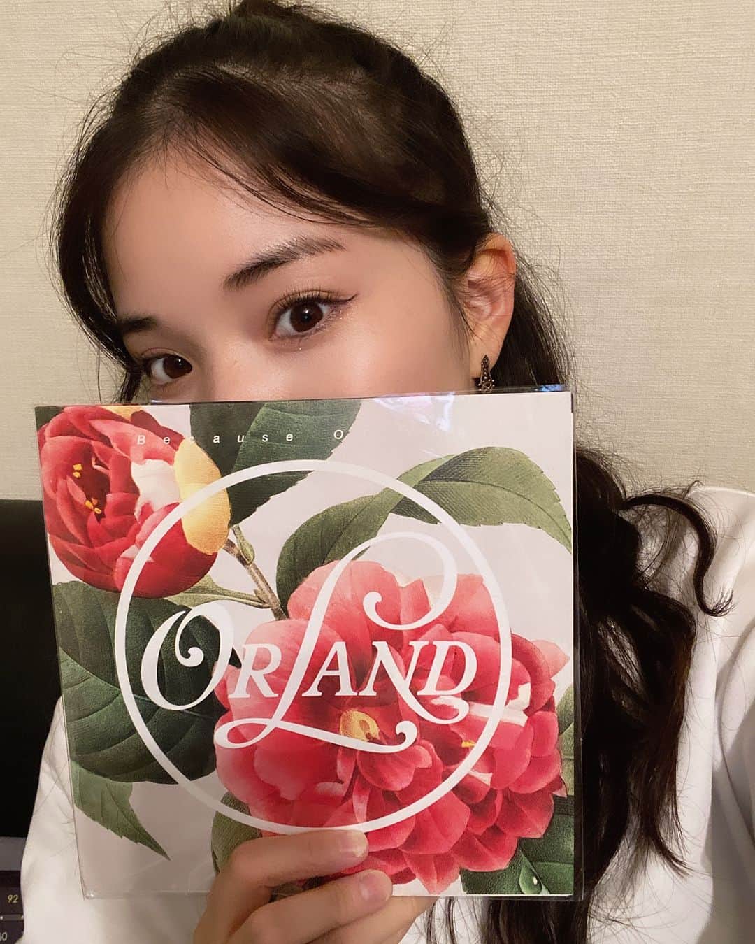 仮谷せいらのインスタグラム：「名古屋の兄達のレコード🌹 私もいただきました〜🤩  作詞させていただいている Do De Daが収録されております！  是非ゲットしてくださいね🫶🏻🫶🏻」