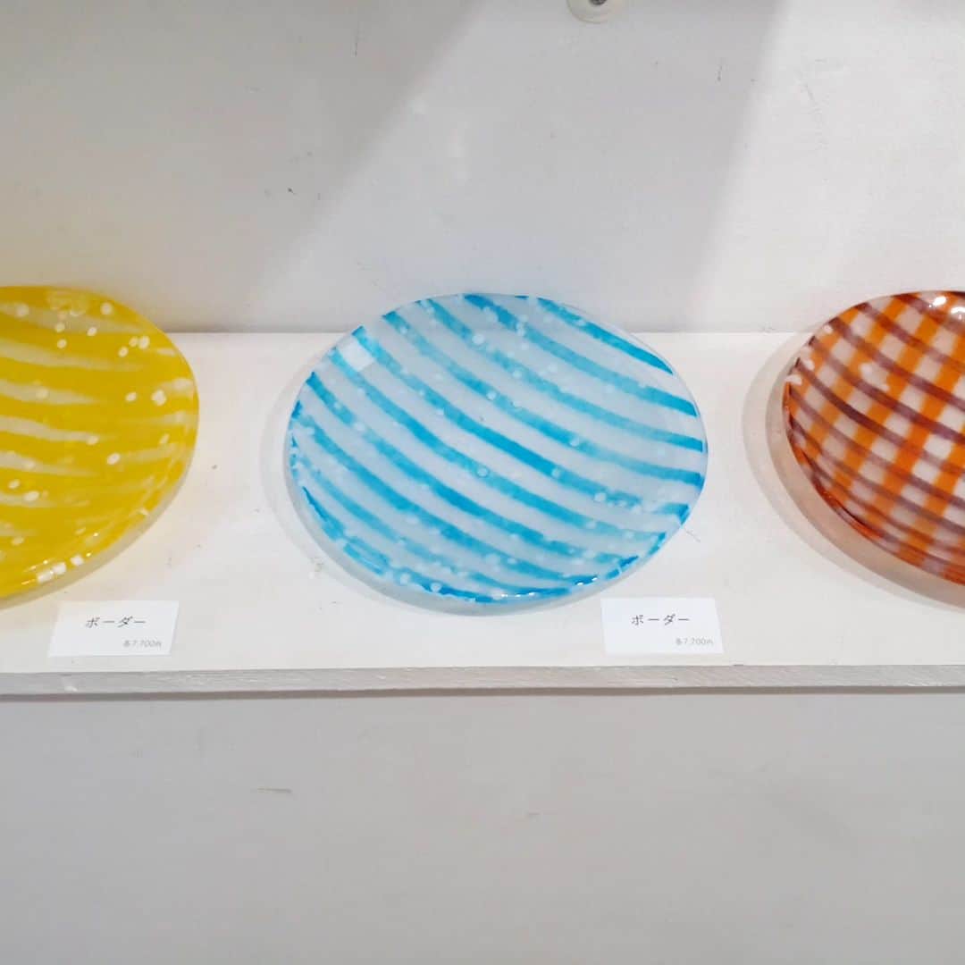 Art Mall（アートモール）のインスタグラム：「【本日最終日】  氏家明子 ガラス展 Akiko Ujie Glass Exhibition 2023年11月21日（火）～11月26日（日） 12:00～20:00（最終日17:00終了） 会場：アートモール  This week's exhibition Akiko Ujiie Glass Exhibition November 21 tue - November 26 sun, 2023 artist : UJIIE Akiko tue - sat 12pm-8pm  (sun 12pm-5pm)  #氏家明子 #うじいえあきこ #白猫 #AkikoUjiie #ガラスアート #パウダーフュージング #パートドヴェール #たいやきオブジェ #アート購入 #アートのある暮らし #アート購入 #contemporaryart #日本橋 #三越前 #アートモール #artmall #アートショップ #artshop https://www.artmall.tokyo/」