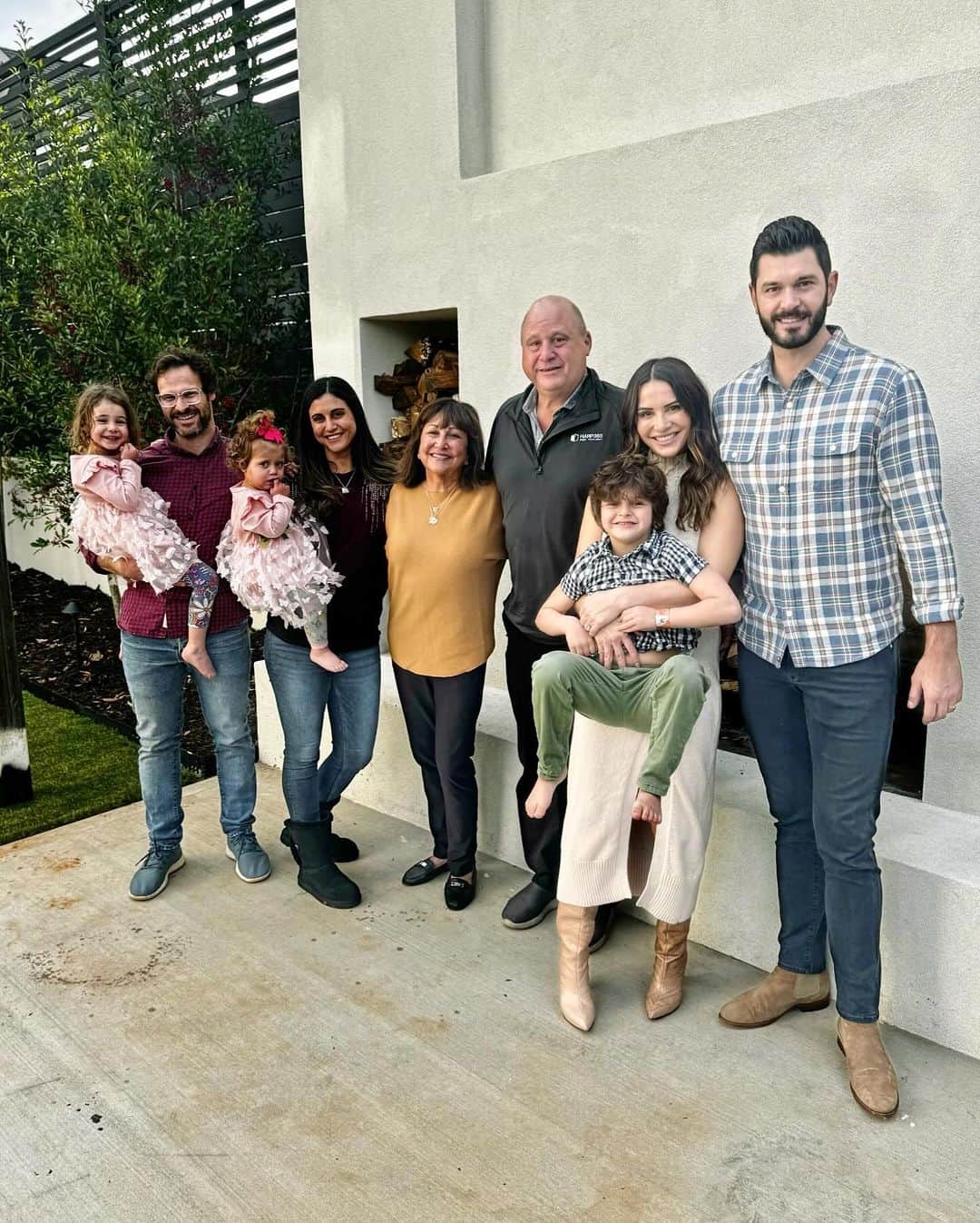 アンディ・ドーフマンのインスタグラム：「First Thanksgiving in our new home as a newly married couple was my favorite ever! I cannot even describe the joy of seeing everyone under one roof and hearing all of the laughter (and screams) and seeing so much love! Truly thankful especially for the guy in the last slide 😜 we did it @blaineh86 … we did it! Happy Thanksgiving to you all 🍂」