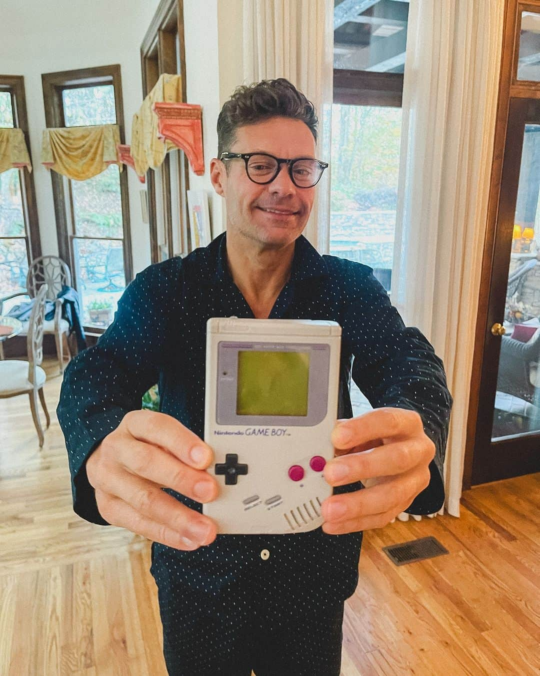 ライアン・シークレストさんのインスタグラム写真 - (ライアン・シークレストInstagram)「At home in Atlanta and look what I found in my old childhood bedroom   #throwback #gameboy」11月26日 0時50分 - ryanseacrest