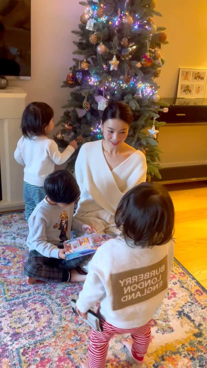 秋元玲奈のインスタグラム：「Bit early, but finally did the Christmas tree decoration my eldest son's been itching for! He handpicked all the decorations and  lights this year!  毎年早めの我が家は12月まで待てず、遂に出しました🎄  #london #londonlife #christmastree #christmasdecor」