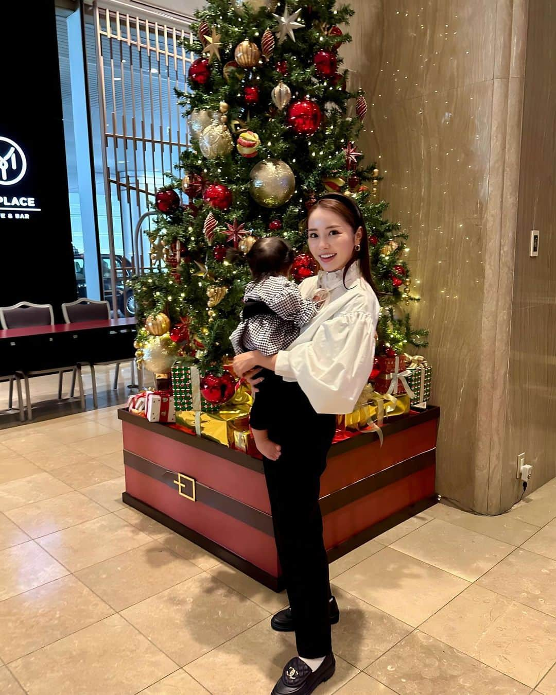 Akaneのインスタグラム：「. 街中がXmasムードでわくわくする♡🎄🦌.*  朝から友達と脱毛行って ←このことについてまた投稿したい🥹🗒 お家で、のんびーりして 手料理振る舞ってもらっちゃって🍴✨️  家族ぐるみで仲良くしてくれるのって嬉しいなぁ と、つくづく思う🥺🫶🏻🤍  blouse @nostalgia_jp  pants @ohgaofficial  shoes @chanelofficial  . . #いつかの服#低身長コーデ#ママコーデ #女の子ママ#10ヶ月ベビー  #ノスタルジア#nostalgiajp#noszozo#pr」