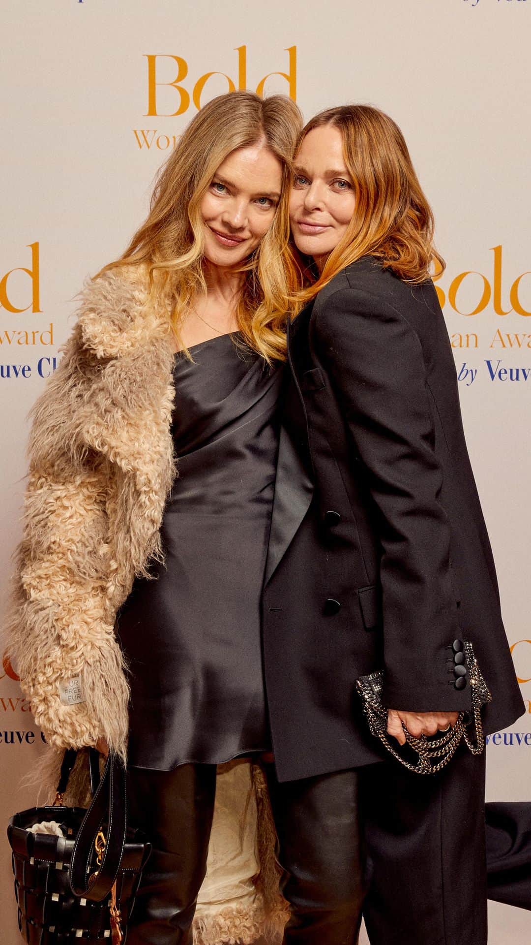 ステラ・マッカートニーのインスタグラム：「Great evening at the @VeuveClicquot #BoldWomanAwards sharing my experience with fellow female entrepreneurs and launching my Frayme Bucket Bag worn by my friend @NataSupernova - crafted from the waste of Veuve Clicquot’s harvest… Coming soon! x Stella」