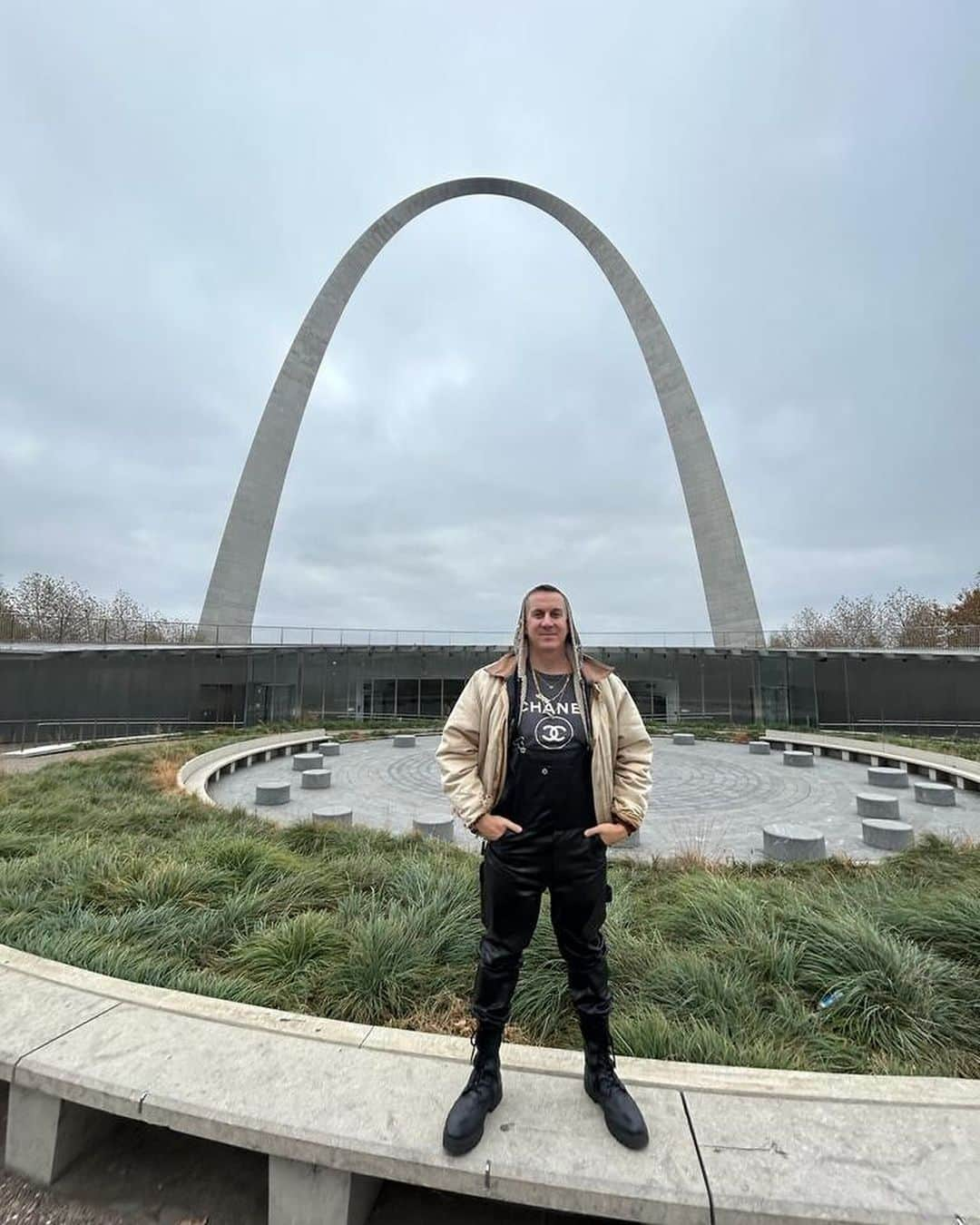 ジェレミー・スコットさんのインスタグラム写真 - (ジェレミー・スコットInstagram)「MEET ME IN ST LOUIS ! WENT UP THE MIDWEST MID CENTURY MASTERPIECE THE GATEWAY ARCH BY EERO SAARINEN 🎧」11月26日 0時46分 - jeremyscott