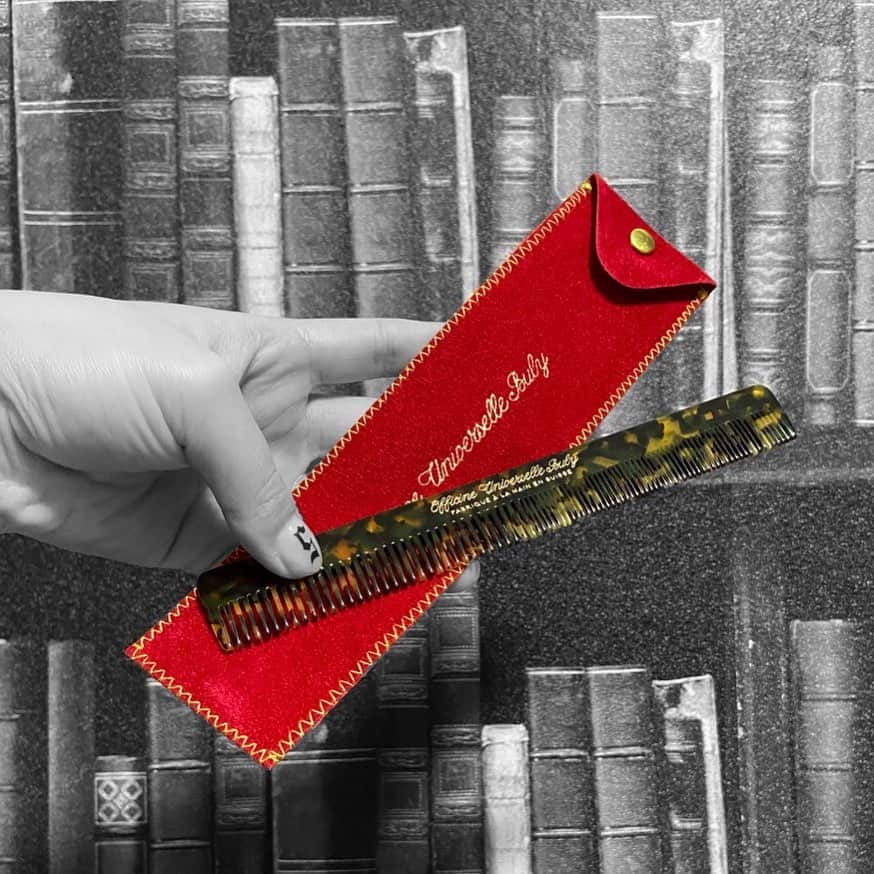 カノエラナのインスタグラム：「🥩  中学時代からの友がくれたカッコイイお櫛様」