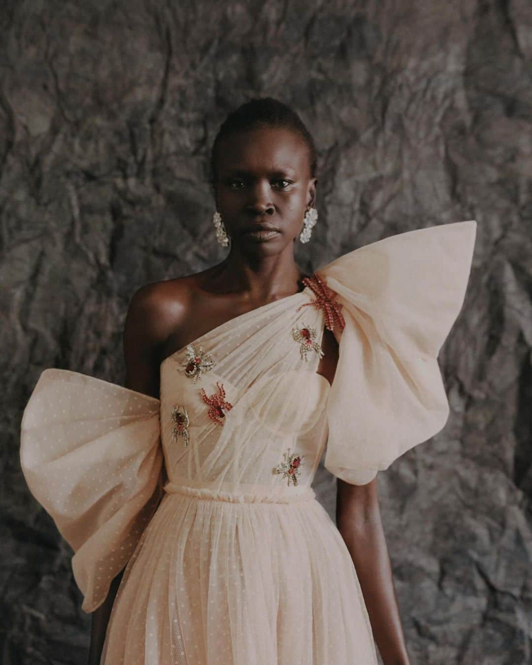 アーデムのインスタグラム：「Photographed by @erdemlondon, #AlekWek wears #ERDEMPS24 for the cover story of Vogue Poland’s December issue.  With thanks to @i.lekiewicz.levy.  Styling @aliandaniko Makeup @mariannayurkiewicz Hair @emilzedhair Manicure @patrycjajewsienia Model @msalekwek Set @aniawitko Production @vladmykhnyuk Post @paul_drozdowski_re  Thanks to the Royal Bath Museum @lazienki.krolewskie」