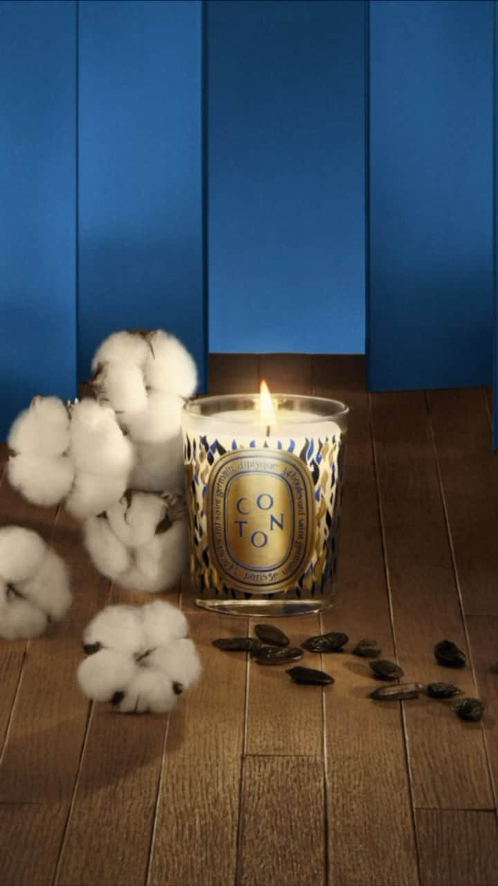 ディプティックのインスタグラム：「Softness… …emanates from the scent like an aura. The limited-edition Coton (Cotton) candle diffuses its tonka bean and bergamot notes, blended with iris and musk accords, throughout the home. Gold, black and blue flames dance across its glass vessel.  #HolidayCollection #HolidaySeason #Candles #Coton #Diptyque」