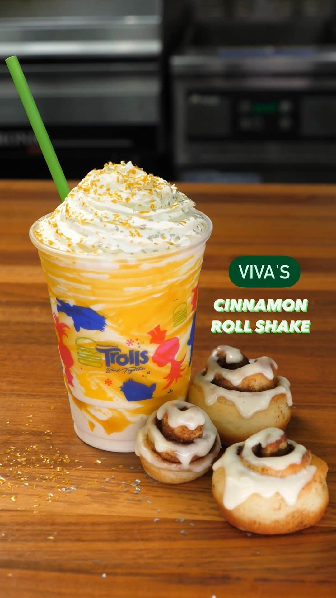 SHAKE SHACKのインスタグラム：「Just like Viva, we’re adding some glitter to this season’s shakes. Viva’s Cinnamon Roll Shake is made with hand-spun cinnamon roll frozen custard, swirled with gold frosting, + topped with whipped cream and gold confetti. Sure to sweeten up your holiday season.   See #TrollsBandTogether in theaters now!」