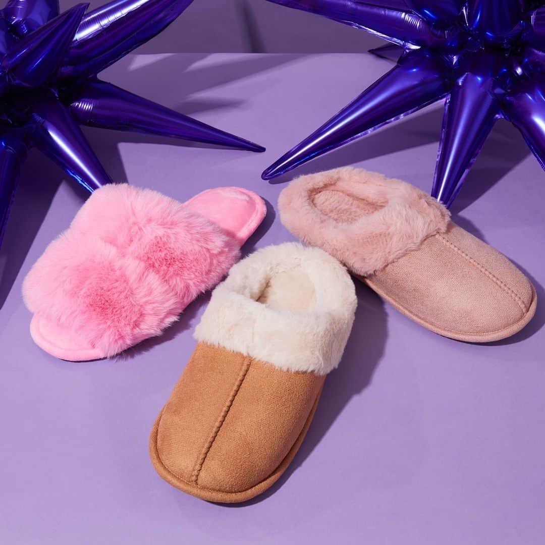 アクセサライズのインスタグラム：「Things to wear while watching 'The Holiday' on repeat (and they're 25% off in Black Friday 👀. Just saying.)⁠ ⁠」