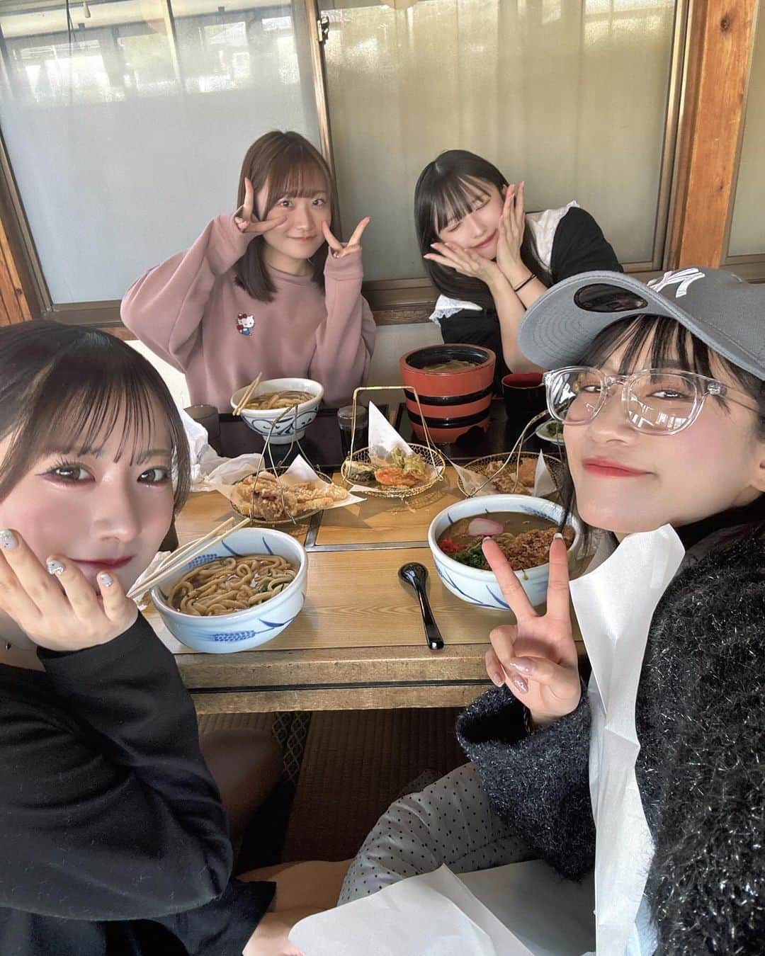 斉藤真木子さんのインスタグラム写真 - (斉藤真木子Instagram)「#めんや七福別邸 🥢🌉  香川県にて昼食にうどんをいただきました😁 お店の外まで香りがしていたのでついカツカレーうどんに！ 天ぷらもたくさん食べさせてもらいとても満腹です😋🩵  明日は瀬戸大橋記念公園にてじょんフェスライブ⛴️ 寒さ対策もしっかりして一緒に楽しみましょう〜(^.^)☁️💕  #香川#香川県グルメ#香川グルメ#香川うどん#香川うどん巡り#香川観光#香川うどん旅#めんや七福#七福#うどん屋#うどん県」11月26日 0時55分 - saitomakiko628