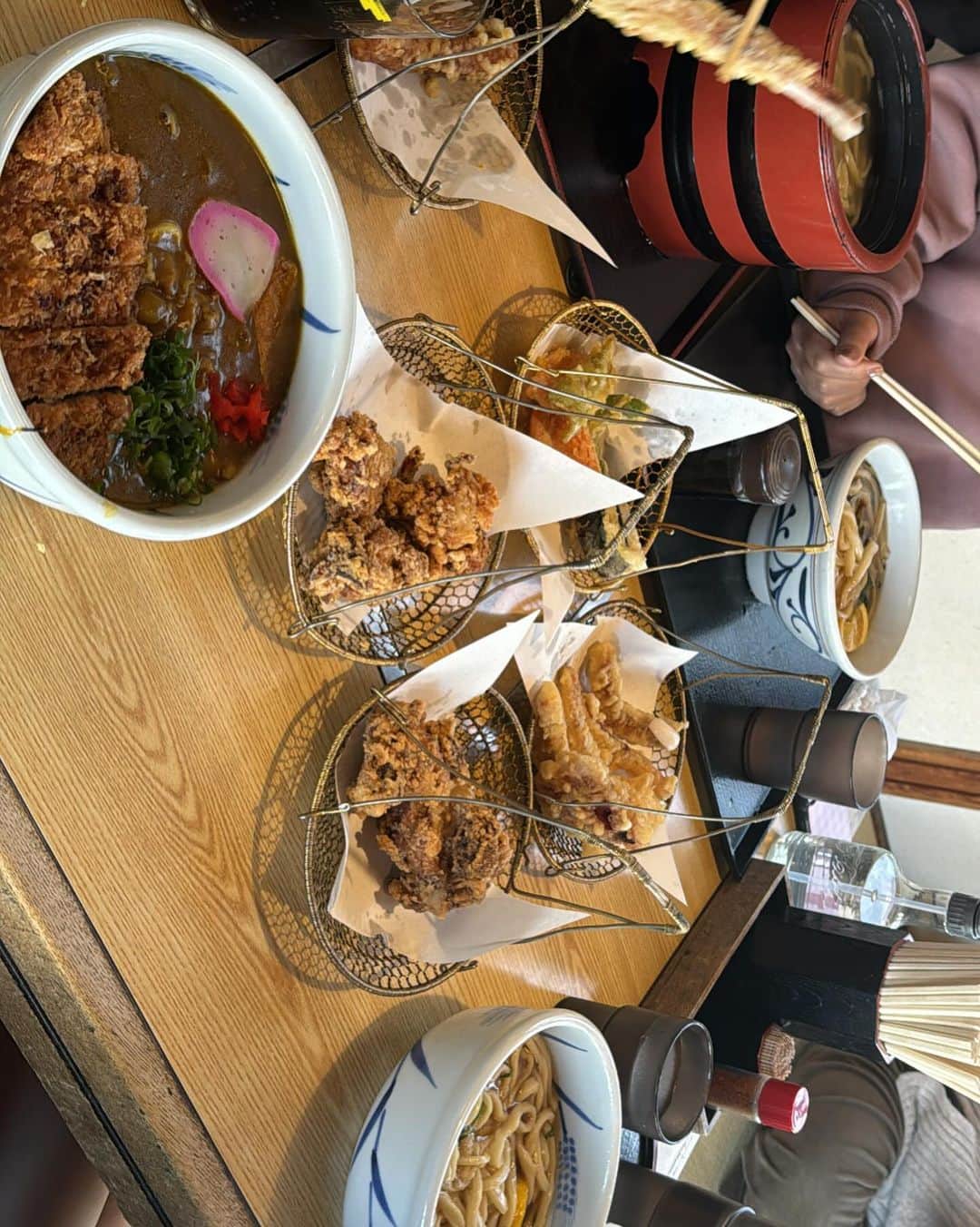 斉藤真木子さんのインスタグラム写真 - (斉藤真木子Instagram)「#めんや七福別邸 🥢🌉  香川県にて昼食にうどんをいただきました😁 お店の外まで香りがしていたのでついカツカレーうどんに！ 天ぷらもたくさん食べさせてもらいとても満腹です😋🩵  明日は瀬戸大橋記念公園にてじょんフェスライブ⛴️ 寒さ対策もしっかりして一緒に楽しみましょう〜(^.^)☁️💕  #香川#香川県グルメ#香川グルメ#香川うどん#香川うどん巡り#香川観光#香川うどん旅#めんや七福#七福#うどん屋#うどん県」11月26日 0時55分 - saitomakiko628