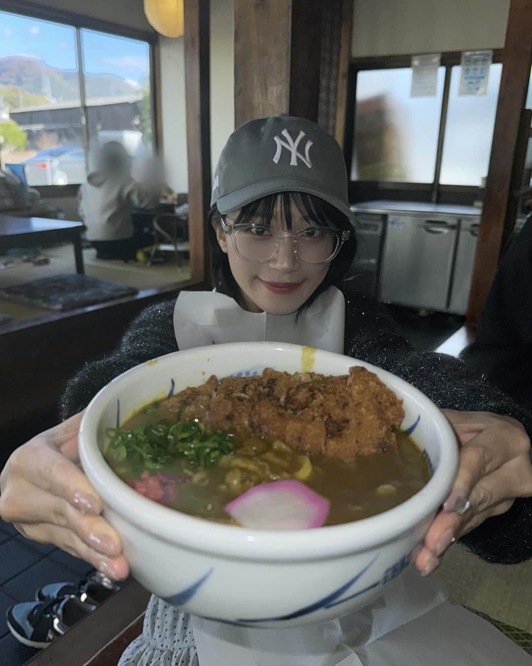 斉藤真木子さんのインスタグラム写真 - (斉藤真木子Instagram)「#めんや七福別邸 🥢🌉  香川県にて昼食にうどんをいただきました😁 お店の外まで香りがしていたのでついカツカレーうどんに！ 天ぷらもたくさん食べさせてもらいとても満腹です😋🩵  明日は瀬戸大橋記念公園にてじょんフェスライブ⛴️ 寒さ対策もしっかりして一緒に楽しみましょう〜(^.^)☁️💕  #香川#香川県グルメ#香川グルメ#香川うどん#香川うどん巡り#香川観光#香川うどん旅#めんや七福#七福#うどん屋#うどん県」11月26日 0時55分 - saitomakiko628