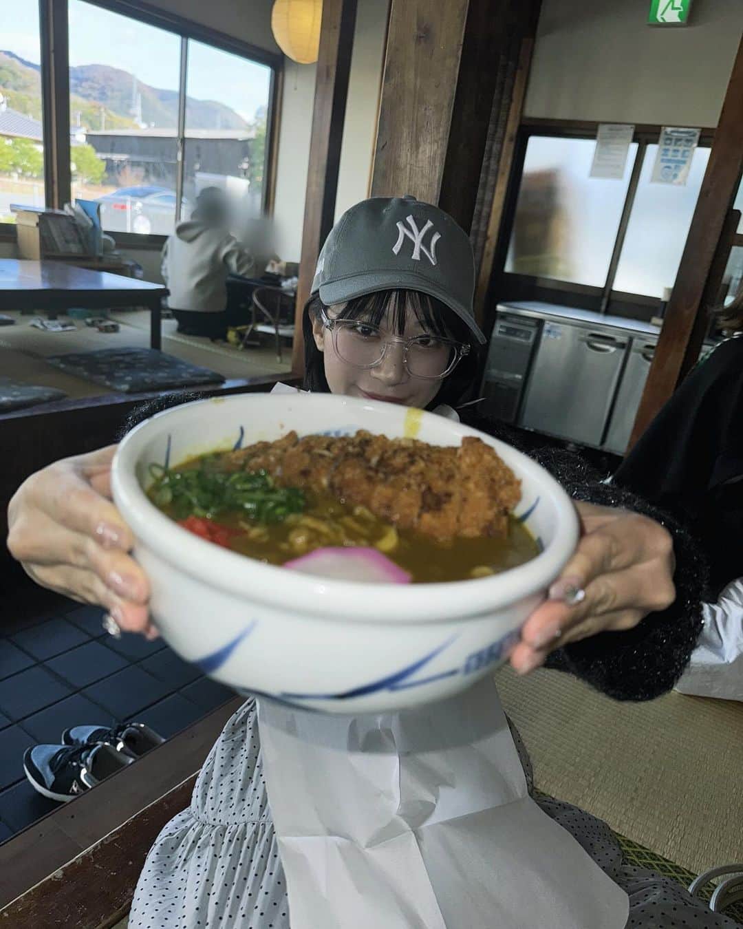 斉藤真木子さんのインスタグラム写真 - (斉藤真木子Instagram)「#めんや七福別邸 🥢🌉  香川県にて昼食にうどんをいただきました😁 お店の外まで香りがしていたのでついカツカレーうどんに！ 天ぷらもたくさん食べさせてもらいとても満腹です😋🩵  明日は瀬戸大橋記念公園にてじょんフェスライブ⛴️ 寒さ対策もしっかりして一緒に楽しみましょう〜(^.^)☁️💕  #香川#香川県グルメ#香川グルメ#香川うどん#香川うどん巡り#香川観光#香川うどん旅#めんや七福#七福#うどん屋#うどん県」11月26日 0時55分 - saitomakiko628