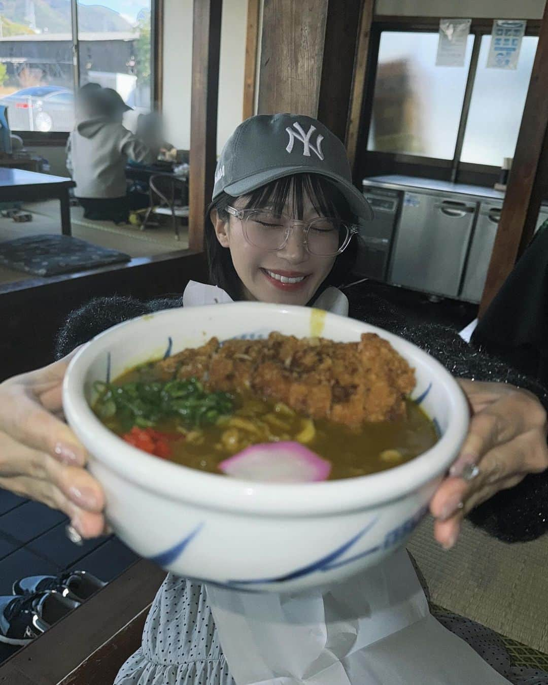 斉藤真木子のインスタグラム：「#めんや七福別邸 🥢🌉  香川県にて昼食にうどんをいただきました😁 お店の外まで香りがしていたのでついカツカレーうどんに！ 天ぷらもたくさん食べさせてもらいとても満腹です😋🩵  明日は瀬戸大橋記念公園にてじょんフェスライブ⛴️ 寒さ対策もしっかりして一緒に楽しみましょう〜(^.^)☁️💕  #香川#香川県グルメ#香川グルメ#香川うどん#香川うどん巡り#香川観光#香川うどん旅#めんや七福#七福#うどん屋#うどん県」