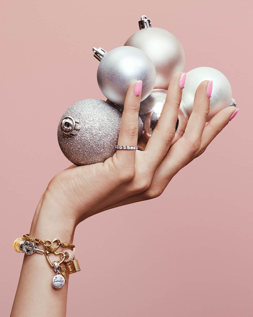 PANDORAのインスタグラム：「How to deck the halls: ornaments for the tree, charms for you and me. 🎄#LovesUnboxed #Pandora #Jewellery」