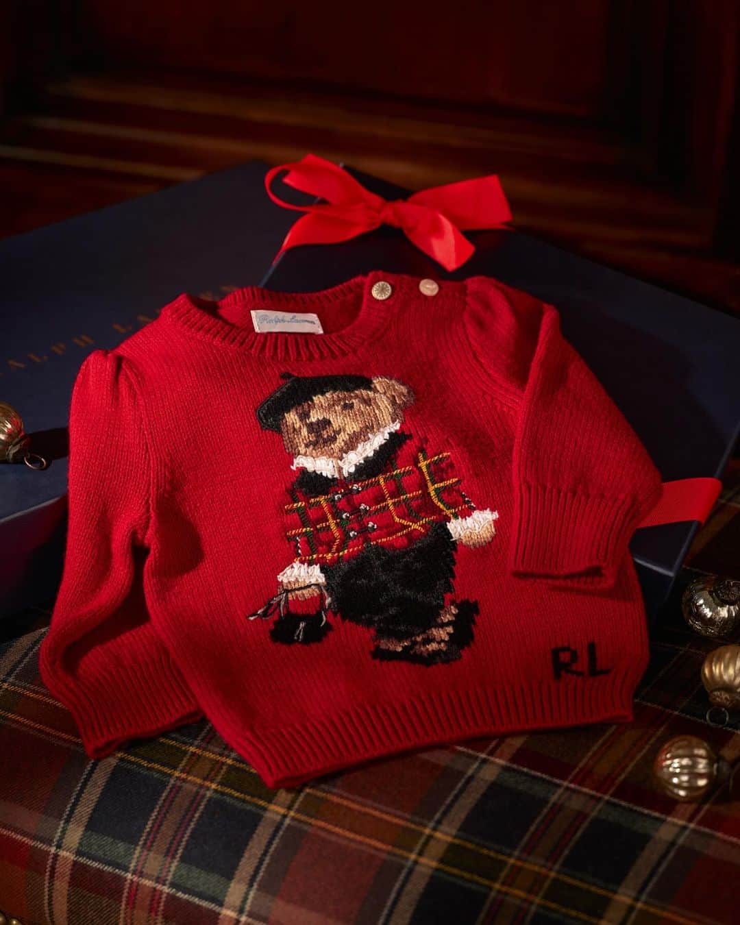Polo Ralph Laurenさんのインスタグラム写真 - (Polo Ralph LaurenInstagram)「Our beloved #PoloBear appears on the latest #PoloRalphLauren sweaters, making them the perfect #RLGifts for everyone on your list.   Shop #RLHoliday via the link in bio.   #PoloRLStyle」11月26日 1時01分 - poloralphlauren