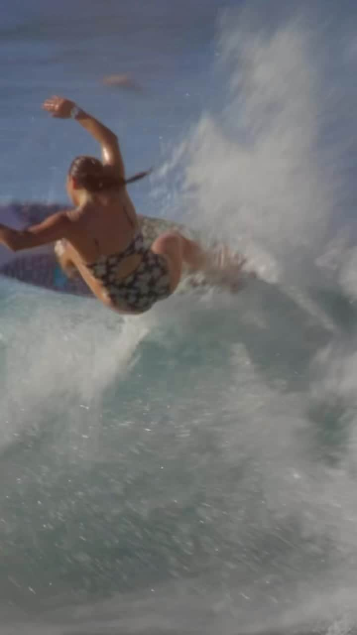 カリッサ・ムーアのインスタグラム：「While most were charging the XL north swell yesterday, I was surfing something much friendlier 🤪   📹: @nick.oahu」