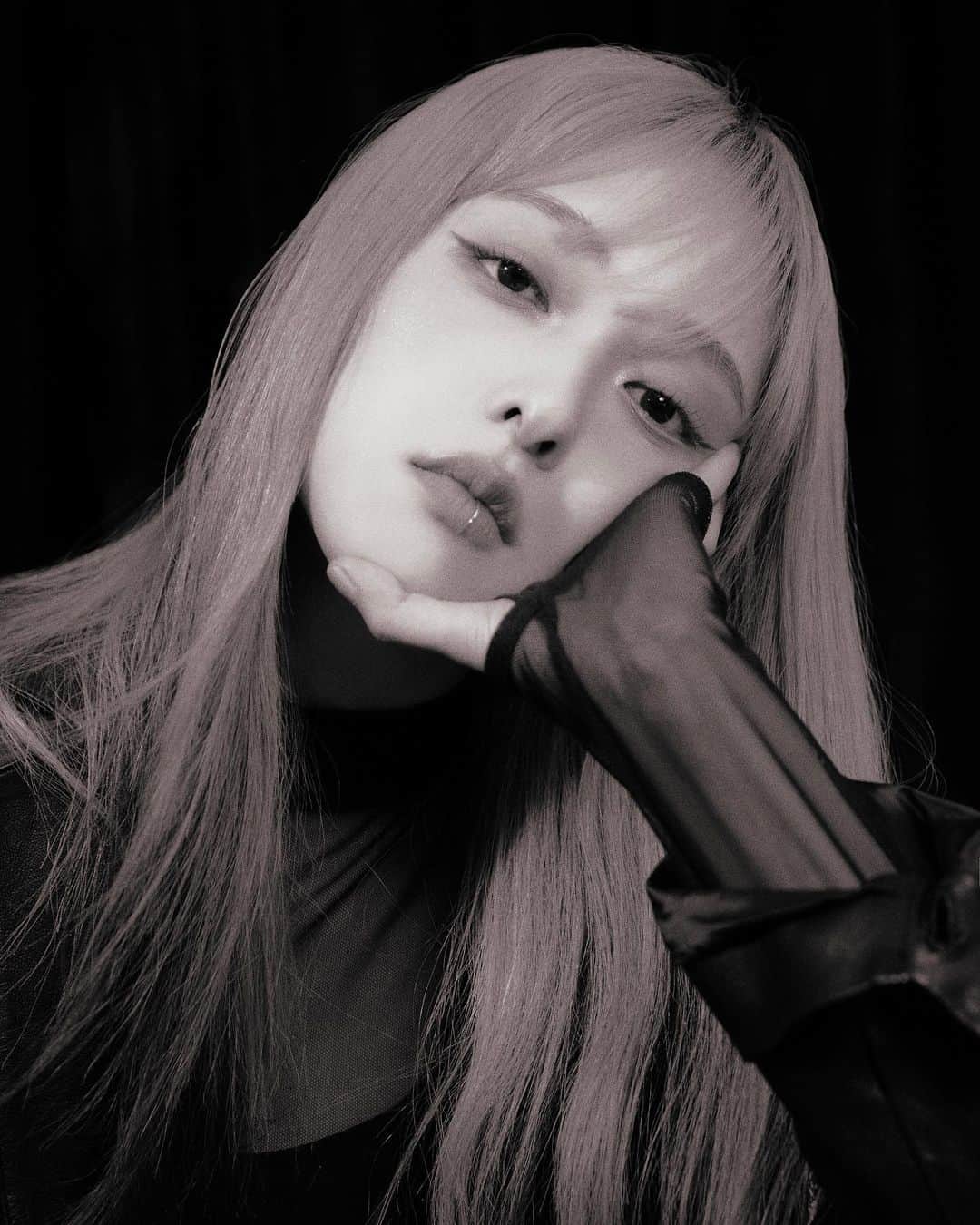 キム・ボラのインスタグラム：「언니들이 하고 싶은 대로 꾸며주세요..  📸 @yu.sah.a  👗 @stylist_green2  💄 @ohsooroom」