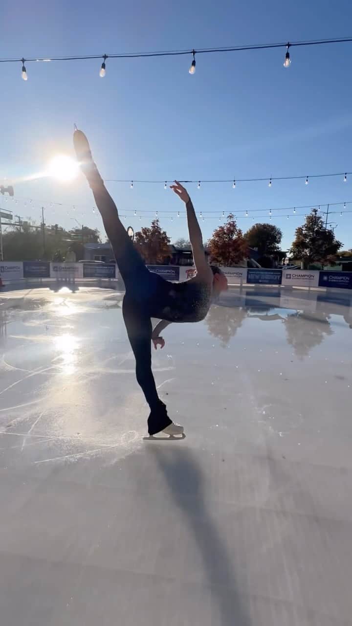 アシュリー・ケインのインスタグラム：「a good space to be 😇  vc: @j.dfs01  #figureskating #iceskating」