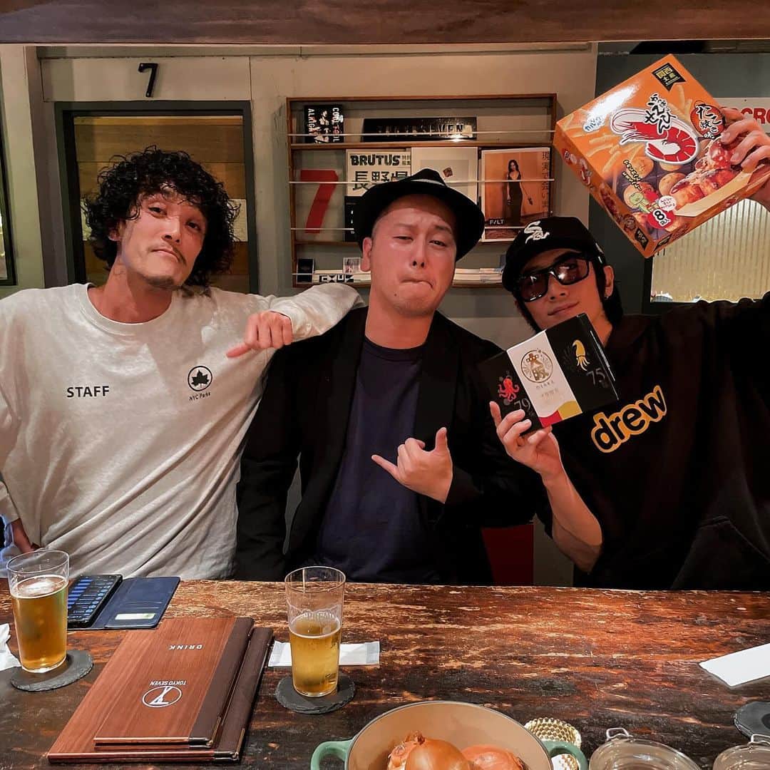 加藤 聖也のインスタグラム：「. 久しぶりに会えた🤭 高校サッカー部3年間共に戦い 急な覚醒をした羽柴( DFからストライカーへ ) 昔話でも盛り上がって楽しい時間だったなあ！  また東京来た時は🍻 俺らも大阪また行くぜ😊  #高卒から大阪へ #いつのまにか関西弁 #声出してけよ」