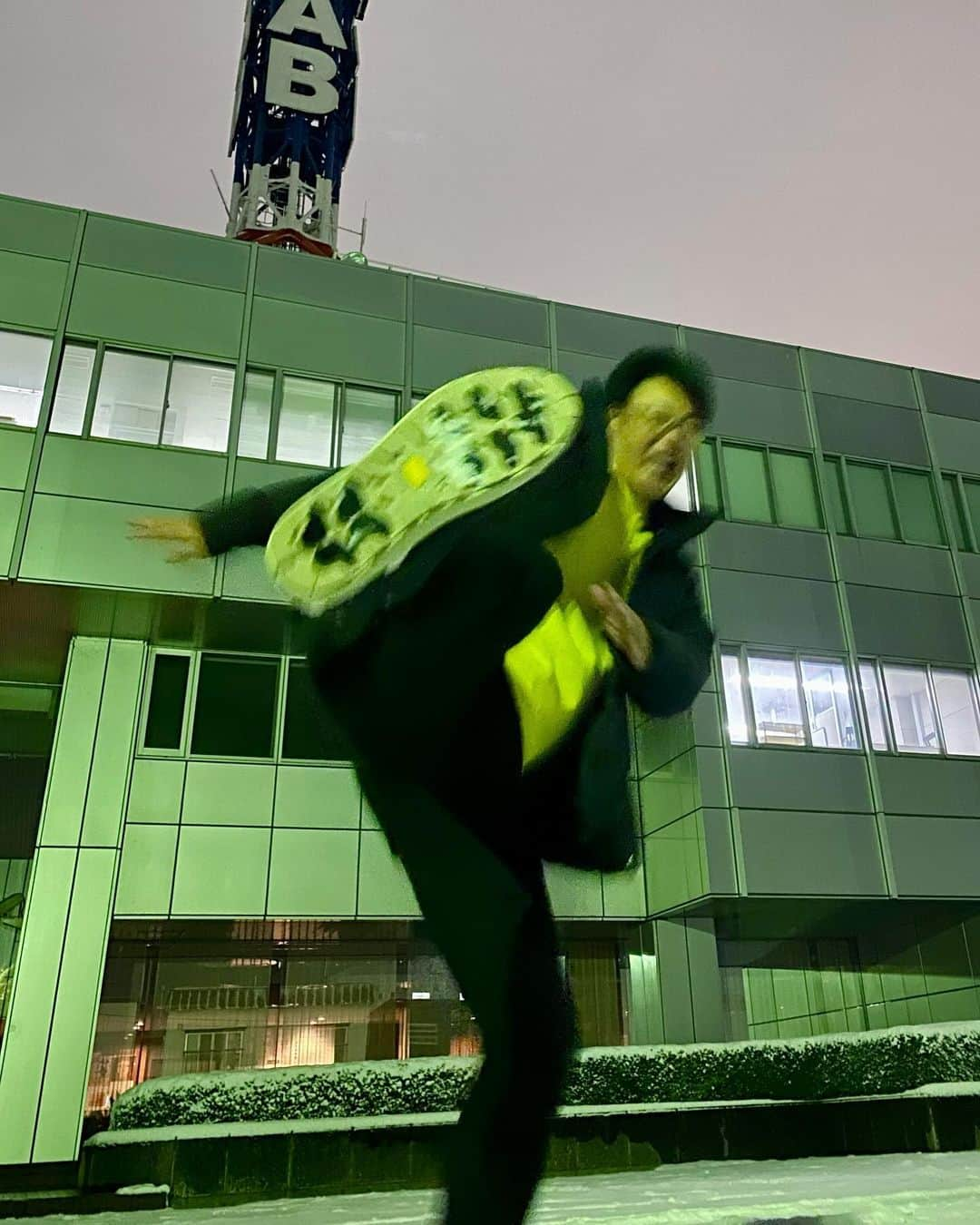 新山大のインスタグラム：「とうとう青森は雪が降りましたね❄️  でもサップランドを履けば雪上で全力のソバットぶん回してもこの通り滑って転ばないのさ✨  ありがとうサップランド🥾  #サップランド #columbia #コロンビア #滑らない #暖かい #いい冬靴 #ウィンターブーツ #ボス短パンD改めアキレス腱切れ太郎D改めギプスはみ出し足先凍傷Dお帰りなさい #ギプスが外れたら歩さんもサップランド履いた方がいいですよ」