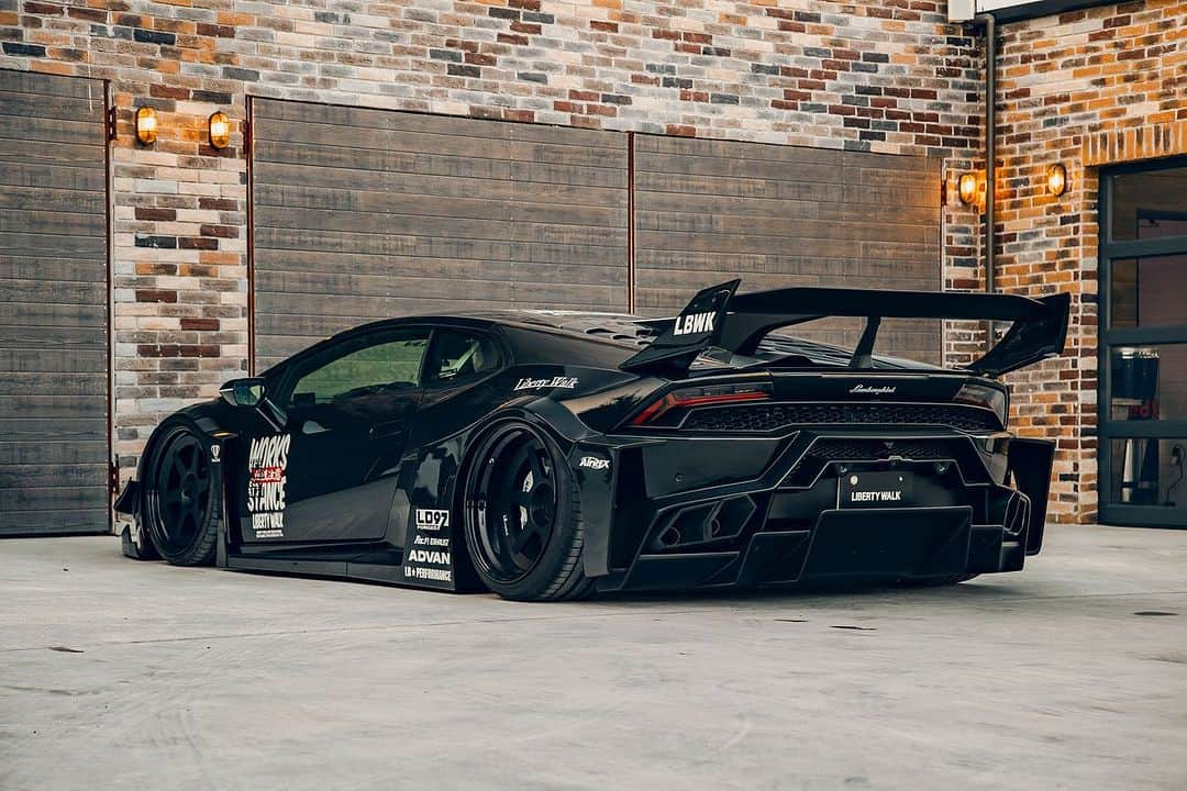 Wataru Katoさんのインスタグラム写真 - (Wataru KatoInstagram)「LIBERTY WALK NEW STOCK CAR LB⚡️WORKS LAMBORGHINI HURACAN BLACK😆  https://libertywalk.co.jp/stock/ @lamborghini @teamtoyousa  @minigt @rohanawheels  #libertywalk #lbworks #lamborghini #lamborghinihuracan #huracan #supercar #widebody #rohanawheels  #supercar」11月26日 1時07分 - libertywalkkato