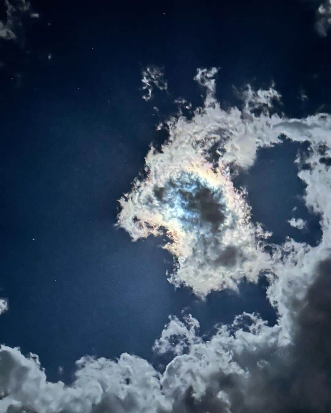 のインスタグラム：「🐇のような🐉のような 月光の彩雲🌈☁️🌈」