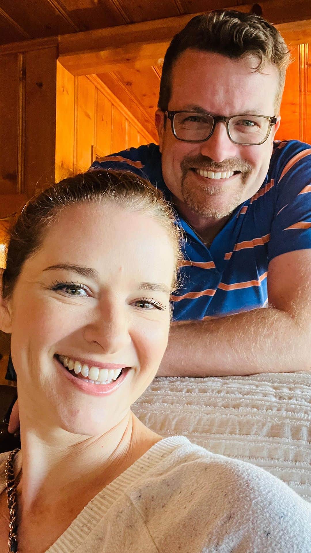 サラ・ドリューのインスタグラム：「So grateful for our beautiful family… for babies and puppies and sisters and cousins … for games and movies and walks and insanely delicious food and drink… for God’s creation- the peace that comes at the lake. Thank you @e_r_i_k_a_n_e_w_m_a_n and @gregjnewman for hosting. We love you so much. Love you @racheltieg @mrs.guuitzz @guuitzz baby Jett, Rex and Tina! Full bellies ans full hearts! ❤️ Happy Thanksgiving!」
