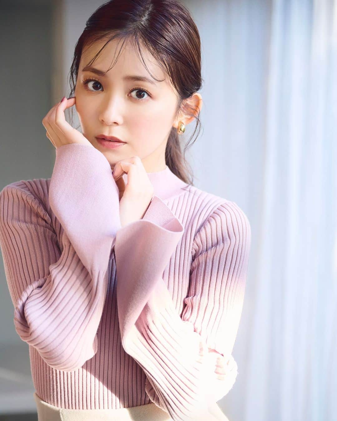 NATURAL BEAUTY BASICのインスタグラム：「久間田琳加さんが着こなす Limited Editionの第2弾をお届け♡  【Bell sleeve knit】  袖口を広めに取ったベルスリーブデザインが キャッチーなニットプルオーバー。 リブ編みのコンパクトなシルエットは、 1枚はもちろん、ジャンスカとのレイヤードにもぴったり。 ピンクやイエロー…キレイで明るいカラバリも◎。  ■ベルスリーブニット ¥7,480 tax in size:M/PS color ピンク/ライトイエロー：Limited Edition限定カラー クロ/オフ/モカ/ライトブルー:全店展開カラー #0173270130  ■メルトンライクジャージーフレアスカート ¥10,450 tax in size:S/M/PS color:オフ/クロ/ブルー #0173220101  --  Limited Edition VOL.2 Meets.Rinka Kumada  ビジュー付きニットにショルダーリボンのツイードジャンスカ、 ラッフルをたっぷりとあしらったティアードスカート… イベントごとが多くなるこれからのシーズンにジャストな 着映え感抜群のある新作がずらり。  11/25(土)～SANEI bd ONLINEにて予約スタート 12/1(金)～SANEI bd ONLINE・限定店舗にて 発売となります✨  限定アイテムなので、 売り切れる前にぜひCheckしてみてください♪  #久間田琳加 さん #ベルスリーブニット #シンプルニット #カラーニット #フレアスカート #限定アイテム #限定商品 #秋コーデ #冬コーデ #お出かけコーデ  #着回しコーデ  #オフィスコーデ #オフィスカジュアル #通勤コーデ #大人可愛い #カラーコーデ #着回しコーデ #きれいめカジュアル #ベーシックコーデ #ベーシック #ナチュラルコーデ #トレンドスタイル #シンプルコーデ #ナチュラルビューティーベーシック #naturalbeautybasic」