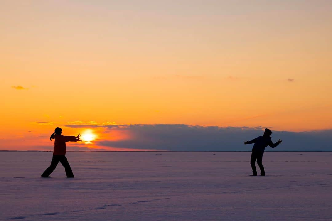 北海道じゃらん【公式】さんのインスタグラム写真 - (北海道じゃらん【公式】Instagram)「＼今年の冬、別海町で氷平線（ひょうへいせん）の夕暮れバージョンが始まります！／ 本日ご紹介するのは別海町で開催される「氷平線夕暮れフォトツアー」です！  根室中標津空港から車で50分、別海町の冬には一風変わった景色が広がります。 それは氷平線！これは厳冬期に完全結氷した野付湾（のつけわん）が造り出す景観のこと。 日本全国で海が凍るのは野付湾だけ。 広い海が凍ることにより、あたり一面真っ白な平原が現れます。 遮るものがない幻想的な景色は、まさに一見の価値あり。  この氷平線を会場として、今年はモニターツアーを実施予定！ 2024年2月上旬～3月上旬の土日祝日に「氷平線夕暮れフォトツアー」が行われます。 カメラマン兼ガイドと一緒に氷平線の上を歩き、夕陽をバックに写真を撮影。 スマホでの撮影もご自由に楽しめます。  写真のような絶景や、野生動物に出会えるかも。 詳しくは北海道じゃらん12月号P192をチェック！  #北海道じゃらん #北海道じゃらん12月号 #別海　#別海町　#別海観光　#北海道観光　#野付半島　#北海道旅行　#道東　#道東旅行　#絶景　#絶景スポット　#ここまで来るとべつせかい　#北海道の景色　#北海道　#野付湾　#氷平線　#知床　#知床観光　#フォトツアー #PR」11月26日 12時00分 - hokkaido_jalan