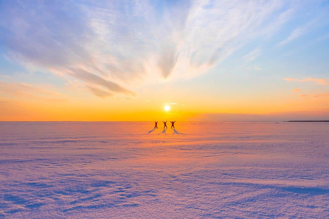 北海道じゃらん【公式】のインスタグラム：「＼今年の冬、別海町で氷平線（ひょうへいせん）の夕暮れバージョンが始まります！／ 本日ご紹介するのは別海町で開催される「氷平線夕暮れフォトツアー」です！  根室中標津空港から車で50分、別海町の冬には一風変わった景色が広がります。 それは氷平線！これは厳冬期に完全結氷した野付湾（のつけわん）が造り出す景観のこと。 日本全国で海が凍るのは野付湾だけ。 広い海が凍ることにより、あたり一面真っ白な平原が現れます。 遮るものがない幻想的な景色は、まさに一見の価値あり。  この氷平線を会場として、今年はモニターツアーを実施予定！ 2024年2月上旬～3月上旬の土日祝日に「氷平線夕暮れフォトツアー」が行われます。 カメラマン兼ガイドと一緒に氷平線の上を歩き、夕陽をバックに写真を撮影。 スマホでの撮影もご自由に楽しめます。  写真のような絶景や、野生動物に出会えるかも。 詳しくは北海道じゃらん12月号P192をチェック！  #北海道じゃらん #北海道じゃらん12月号 #別海　#別海町　#別海観光　#北海道観光　#野付半島　#北海道旅行　#道東　#道東旅行　#絶景　#絶景スポット　#ここまで来るとべつせかい　#北海道の景色　#北海道　#野付湾　#氷平線　#知床　#知床観光　#フォトツアー #PR」