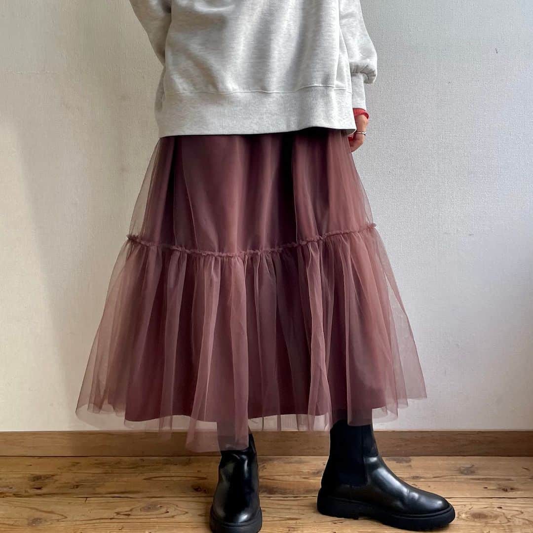 イーザッカマニアストアーズのインスタグラム：「. ＼📣 NEW ITEM ／  冬の装いを明るく華やかに🪶  程よくハリのあるチュールを二枚重ね、 ボリューミーに仕上げたスカートが登場しました。 ティアードデザインになっており、足元をぱっと華やかに✨ ウエストはゴムなので快適な穿き心地です。  ティアードチュール ボリュームスカート 🔎2300820 ¥7,590 ◎公式サイトから商品番号でチェックできます  #ezakkamaniastores #ezakkamania  #イーザッカマニアストアーズ #イーザッカマニア  #チュールスカート #スカートコーデ #チュール  #チュールアイテム #ティアードスカート #レーススカート  #フリルスカート #ガーリー #スウェットコーデ #スウェット #ロゴスウェット  #秋 #秋コーデ #冬 #冬コーデ #新作 #秋服 #秋服コーデ #秋冬コーデ #秋冬 #23AW #20代ファッション #30代ファッション #40代ファッション #ファッション通販 #ファッション」