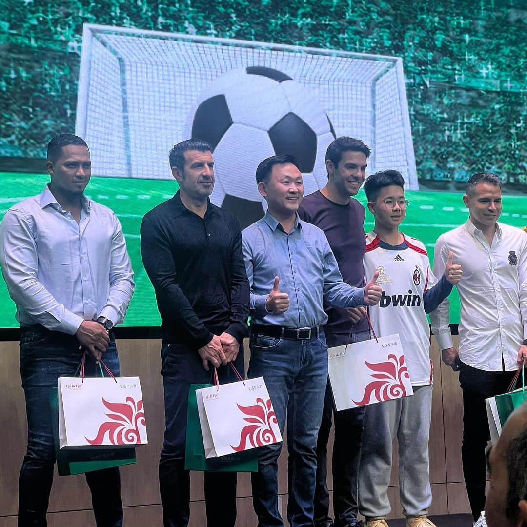 アントニオ・バレンシアのインスタグラム：「Disfrutando de un gran evento de fútbol en China 🇨🇳 con estas grandes personas ⚽️ #LuisFigo  @kaka @javier.saviolaok ⚽️⚽️⚽️」