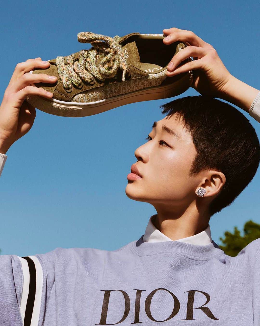 のインスタグラム：「Elevating high-low essentials, subtle nods to House codes abound in the #DiorSpring24 collection by @MrKimJones, with the Dior signature emblazoning looks and the emblematic #DiorOblique motif patterning items ranging from the new Mini Safari bag to the covetable #DiorB33 sneakers. © @AlasdairMcLellan」