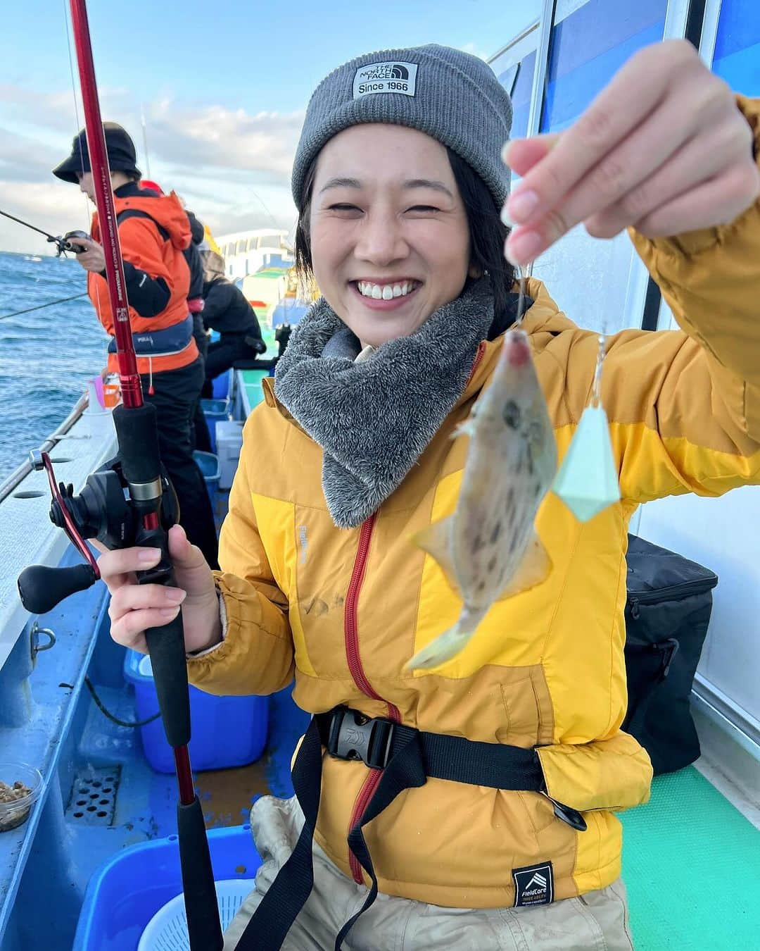 太田唯さんのインスタグラム写真 - (太田唯Instagram)「先日、日刊スポーツさんの取材で カワハギ釣りに行ってきました〜！🎣  久しぶりのカワハギはやはり繊細で、 巨大サバフグ は釣れるのにカワハギが釣れない(笑) やっと本命が釣れてくれた時は 1枚の重みが半端なくてなんかもう爆笑でした😂  . 本日発売の日刊スポーツさんに掲載頂いているので 関東圏の皆さま、 コンビニ等でお手にとっていただけると嬉しいです！ 光進丸さんありがとうございました 🚤 @koushin540   . #釣り #日刊スポーツ #カワハギ釣り #フグ #フグ釣り  #アウトドア #fishing #outdoor #海釣り」11月26日 12時02分 - yuiohta.official