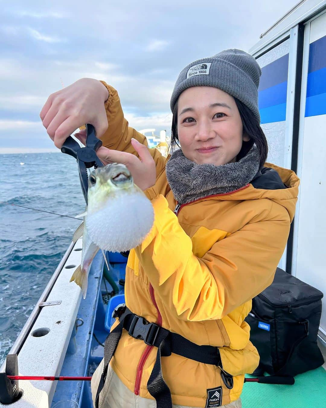 太田唯のインスタグラム：「先日、日刊スポーツさんの取材で カワハギ釣りに行ってきました〜！🎣  久しぶりのカワハギはやはり繊細で、 巨大サバフグ は釣れるのにカワハギが釣れない(笑) やっと本命が釣れてくれた時は 1枚の重みが半端なくてなんかもう爆笑でした😂  . 本日発売の日刊スポーツさんに掲載頂いているので 関東圏の皆さま、 コンビニ等でお手にとっていただけると嬉しいです！ 光進丸さんありがとうございました 🚤 @koushin540   . #釣り #日刊スポーツ #カワハギ釣り #フグ #フグ釣り  #アウトドア #fishing #outdoor #海釣り」